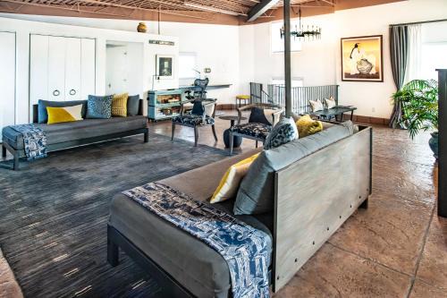 Santa Fe Maison | Heart of Vibrant Railyard-Downtown Loft with Radiant Heat and Deep Luxurious Soaking Tub