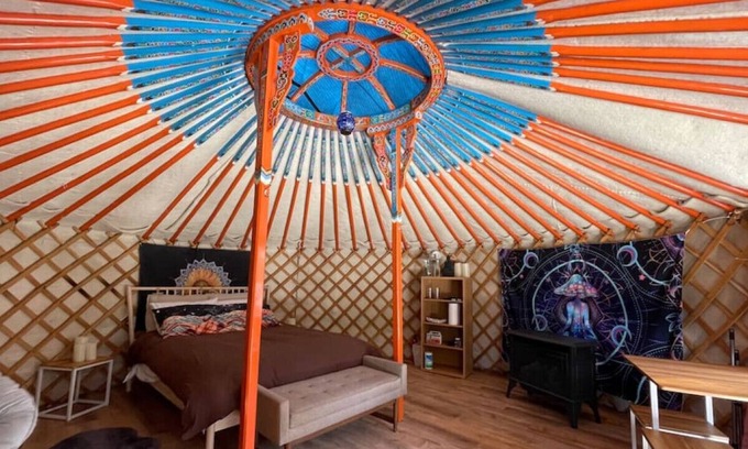 Buckley Location De VR | Heart Yurt - artisan made with cedar hot tub