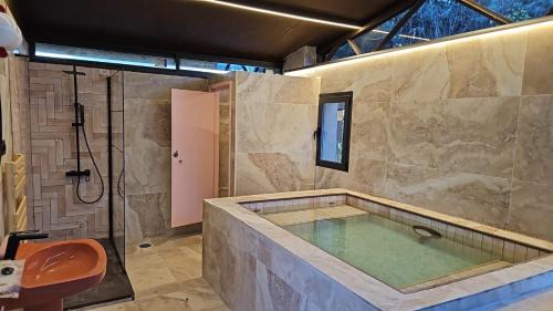 Chinchon Maison | HEARTS & PONIES Apartamentos con piscinas privadas cerca de la Warner