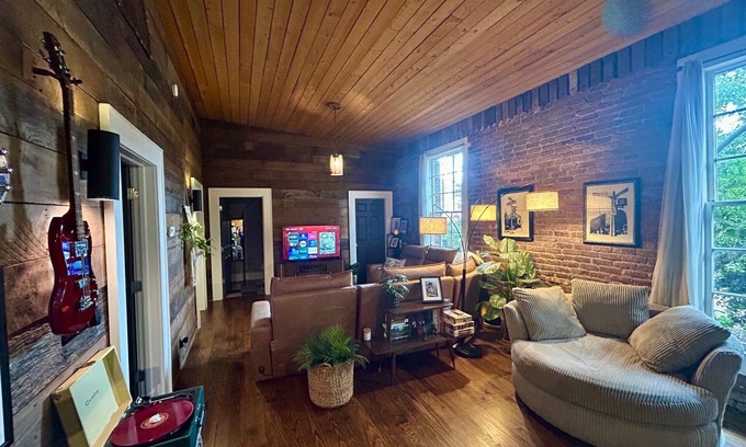 Eatonton Maison | Heartwood Loft B! A Unique Modern Cozy Loft in Downtown Eatonton