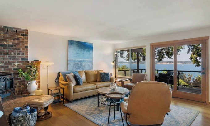 Bells Beach Maison | Heated Deck! Whale Watching! Stunning Views 3 bed Dog Friendly Home w/ Hot Tub ADA