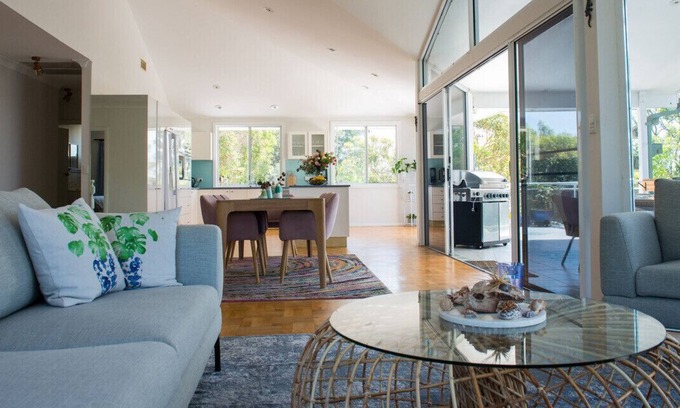 North Narrabeen Maison | Retreat between the ocean and the bush with a 17m heated indoor pool and sauna