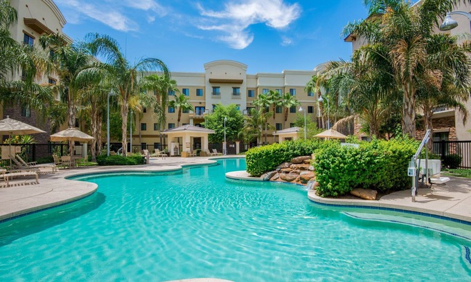 Glendale Sports and Entertainment District Copropriété | Piscine extérieure chauffée | Suite Moderne avec Balcon Dans le Quartier Sportif de Glendale