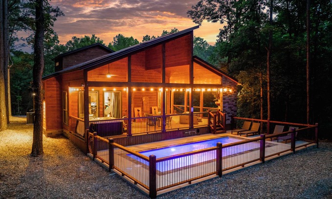 Broken Bow Cabine | Heated Pool/Creek/Arcade Games/Playset/Hot Tub