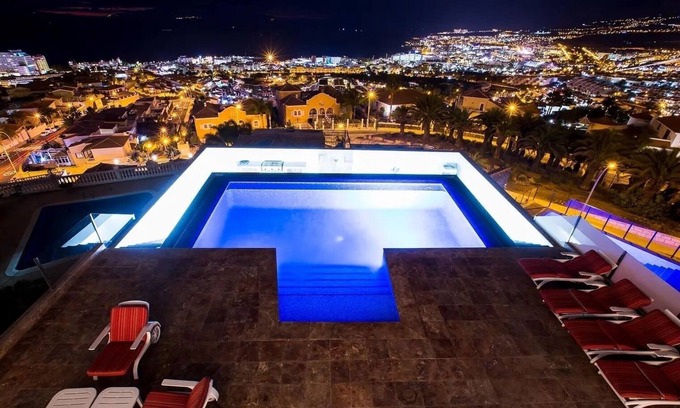 San Eugenio Villa | Superbe villa moderne avec piscine à débordement chauffée, ascenseur, salle de gym, sauna, bain à remous