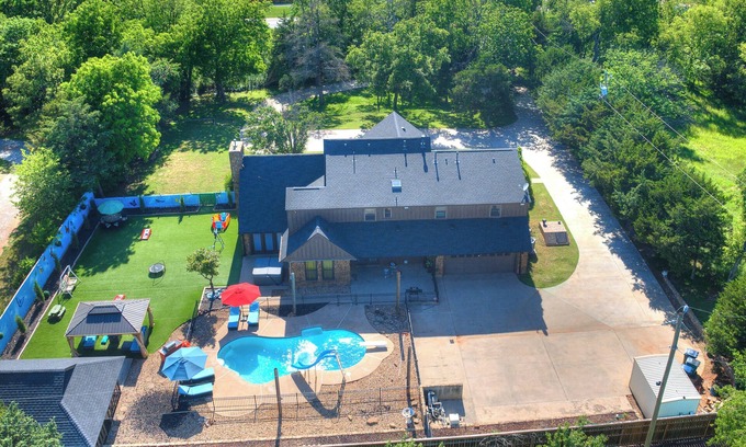 Wheatland Maison | HEATED POOL, HOT TUB, AMAZING TURF, GAMES GALORE LUXURY VILLA IN OKC
