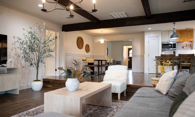 Little Forest Hills Maison | Heated pool, hot tub, large deck, pond, sleeps 7, Near Dallas Arboretum