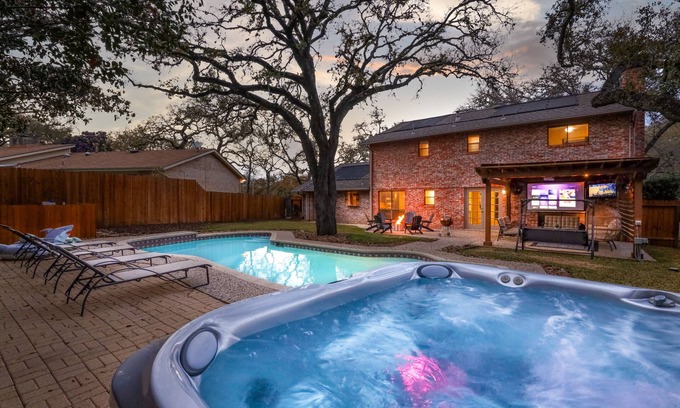 Wetmore Maison | Heated Pool~HotTub~Huge Game Room~Fire Pit~Big Backyard~Alamo City Retreat