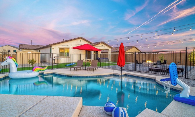 Maricopa County Maison | Heated Pool! King Bed, Pool Table, Ping Pong