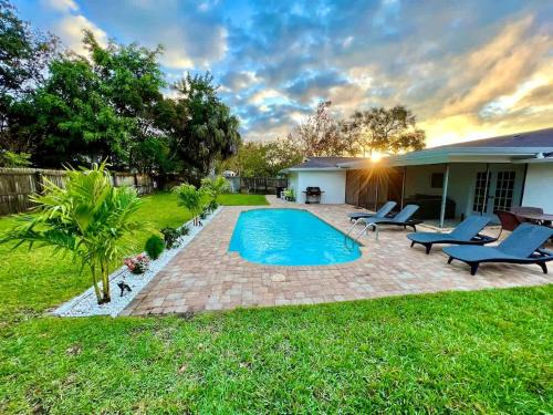Palm Harbor Maison | Heated Pool, Pet friendly,Dunedin Beach Gem