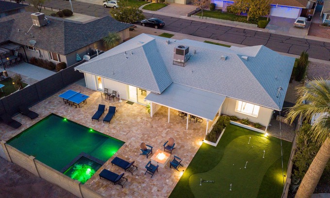 Village Grove Maison | ☆ Heated Pool & Spa! Putting Green! Pool Table! Ping Pong! The Sweet Life ☆