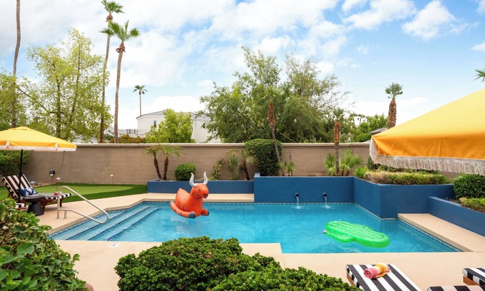 Val Vista Lakes Maison | Heated Pool. Spacious Home w Lake Views. Sleeps 16 with tons of entertainment!