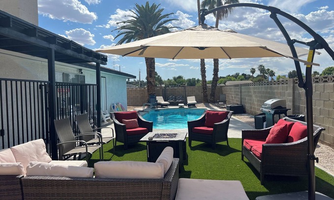 Paradise Maison | HEATED Pool, Spacious home 7 MIN to airport*