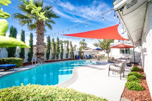 Tempe Maison | Heated pool, Sports Court, Pool table, King beds