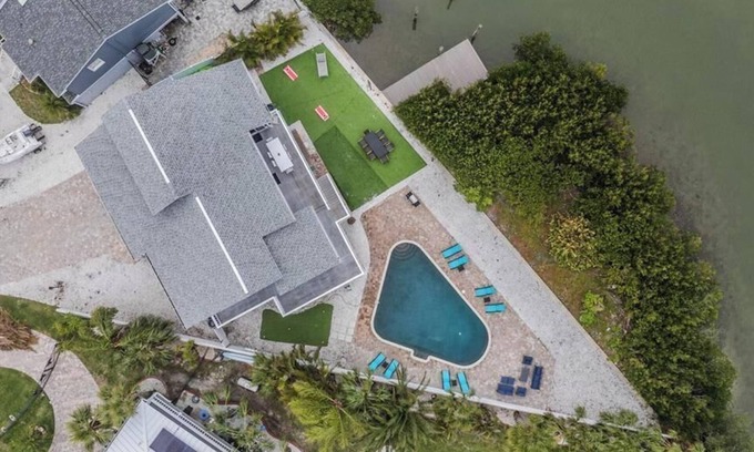 Indian Rocks Beach Maison | Heated Pool Waterfront Boat Slip Pets Games 7BR