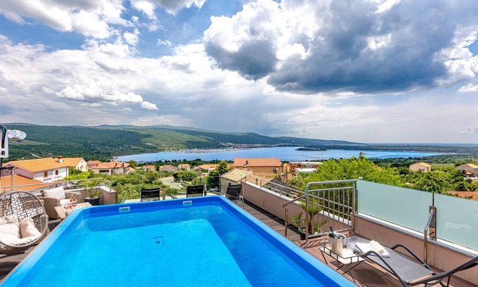 Kornic Villa | Piscine sur le toit chauffée avec vue sur la mer, jacuzzi, sauna, fitness, aire de jeux pour enfants, plongée