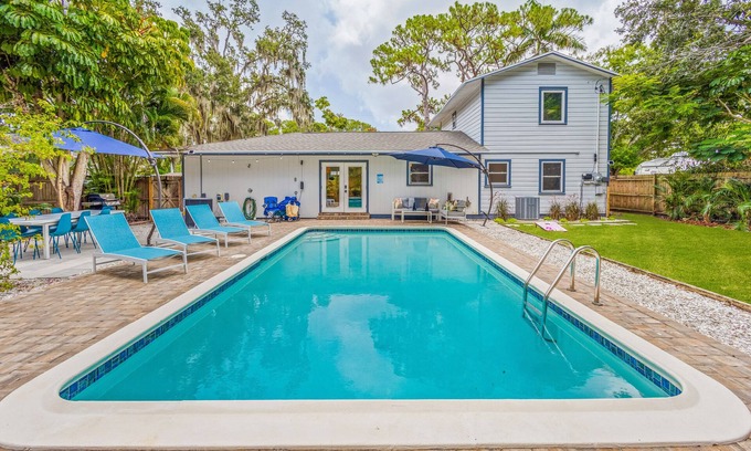 River District Maison | Heated Saltwater Pool - Arcade - Pets - 2 King Beds - 75" TV - IMG - Near AMI