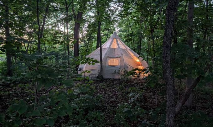 Camp Grove Location De VR | Heated Tent, Queen Bed in Forest on Farm w Animals