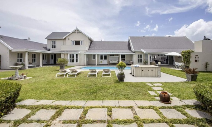 Vermont Maison | Heaven's Gate - pool, jacuzzi, lush garden