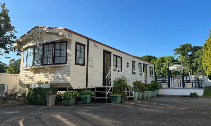 Felinfach Maison | Heavenly Retreat - spacious & peaceful with patio
