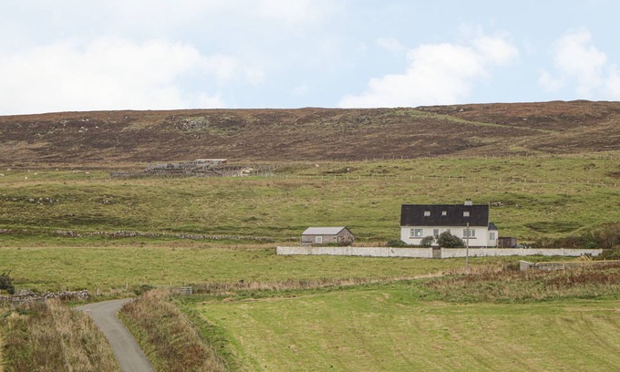Hallin Maison | HEBRIDEAN VIEW, pet friendly, with open fire in Dunvegan