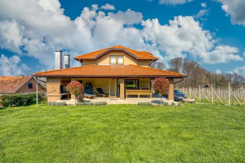 Ludbreg Appartement | Hedonistic Vineyard Estate With Hot Tub - Happy Rentals