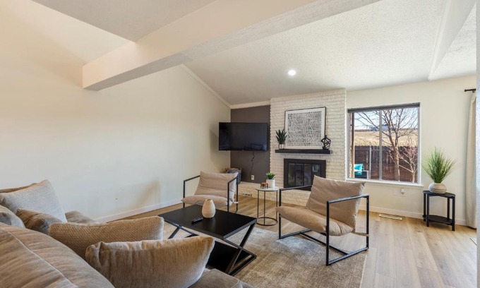 Central Oklahoma City Maison | Hefner Lake Townhome, trails, restaurants, shopping