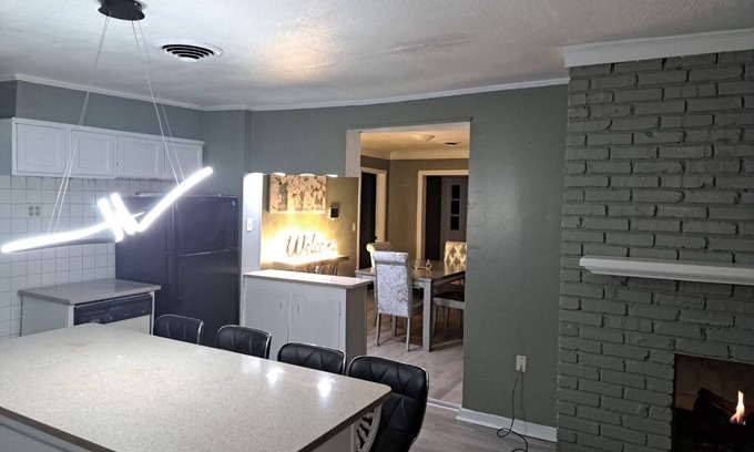 Blytheville Maison | Heidi’s Hide-Out LLC Airbnb