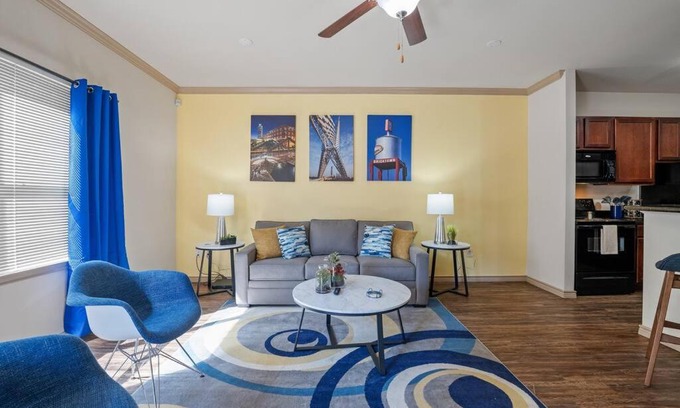 Downtown Oklahoma City Appartement | HEIRS VENTURES: Midtown . Near Hospitals . Pets OK* . W/D . 55” TV