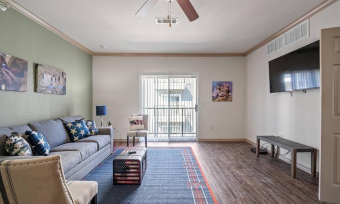 Downtown Oklahoma City Appartement | HEIRS VENTURES : Patriot . Near Civic Center . Museum . OKC Thunder Arena . With Washer and Dryer