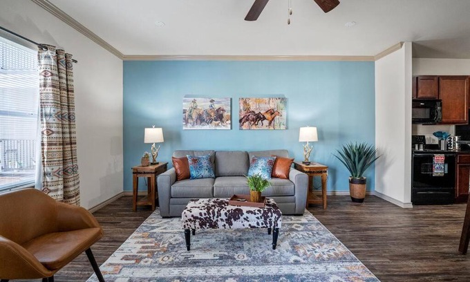 Downtown Oklahoma City Appartement | HEIRS VENTURES : WESTERN - 4mins from OKC Thunder Arena . King Bed . Pet Friendly . With Pool