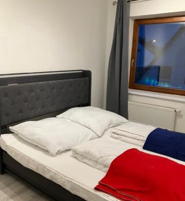 Landshut Appartement | Helle 4 Zimmer, Küche, Bad, WLAN, 24-7, Parkplatz, 4-10 Personen