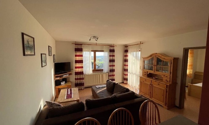 Seebarn Appartement | Helle Ferienwohnung für bis zu Vier Personen mit Balkon
