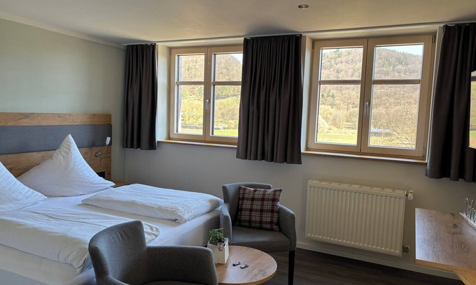 Riedenburg Appartement | Helles Doppelzimmer mit Fernseher