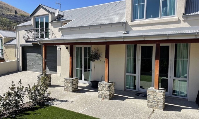 Arrowtown Maison | Helms Court Family Home
