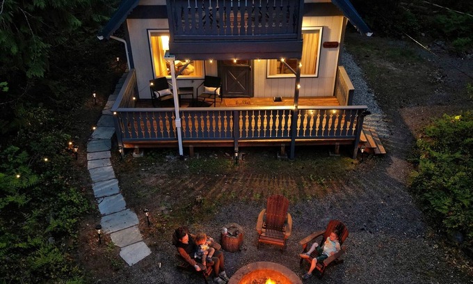 Paradise Estates Maison | Hemlock Haven | HotTub/Short Drive to Park/Wifi/EV