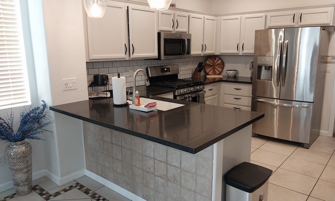 Gibson Springs Maison | Charming 3-bedroom, 2.5-bathroom house with Pool/Heated Jacuzzi in Henderson NV.