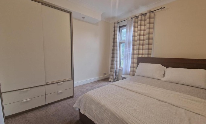 Loxford Appartement | Henley Road Upstairs Flat