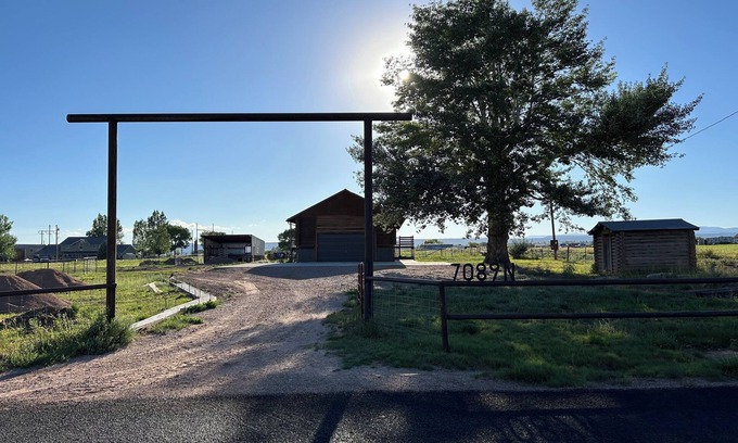 Roosevelt Maison | Henries Hideout, Newly Renovated Spacious 5-bedroom house in lovely Neola