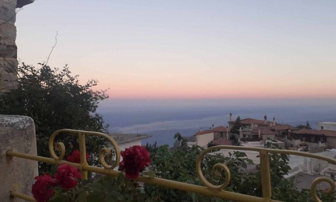 Kapetaniana Maison | Heraklion - Kapetaniana Dive in deep blue , climb to the mountains.