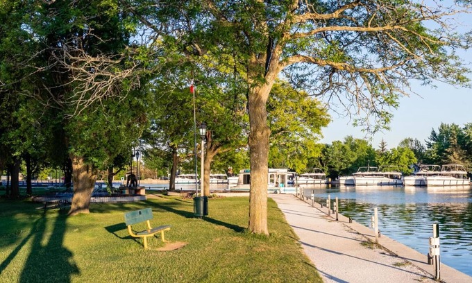 Smiths Falls Appartement | Heritage Rideau 1Br Apartment Free Parking 1