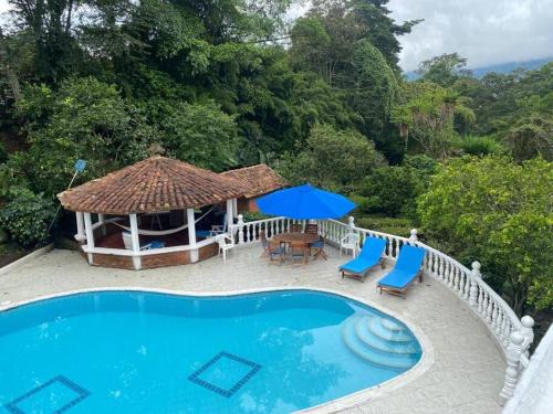 Silvania Maison | Hermosa Casa Campestre con Piscina y Jacuzzi