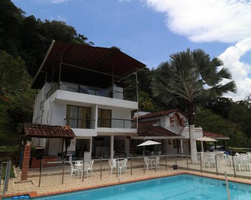 Gomez Plata Maison | Hermosa Casa de Campo en medio de la naturaleza con Rio privado en Colombia