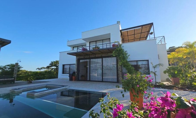 Puerto Triunfo Maison | Hermosa casa familiar, piscina y jacuzzi