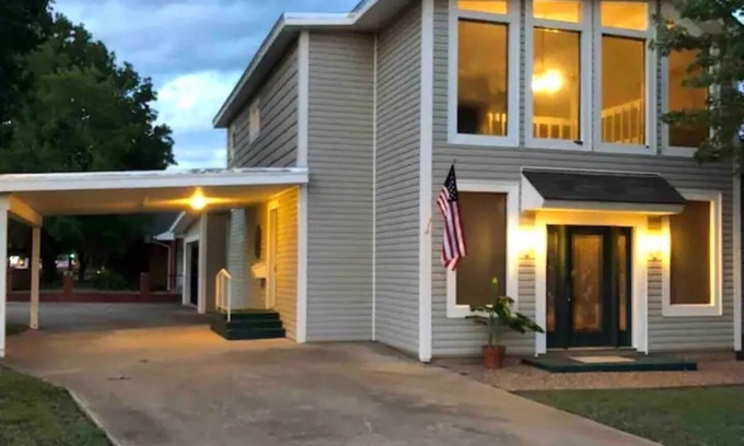 Lawton Maison | Heroes Boulevard House with room for up to ten