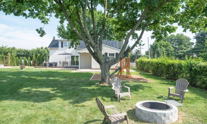 Mount Aetna Maison | Nature Haven: Pond, Pool, & Tub