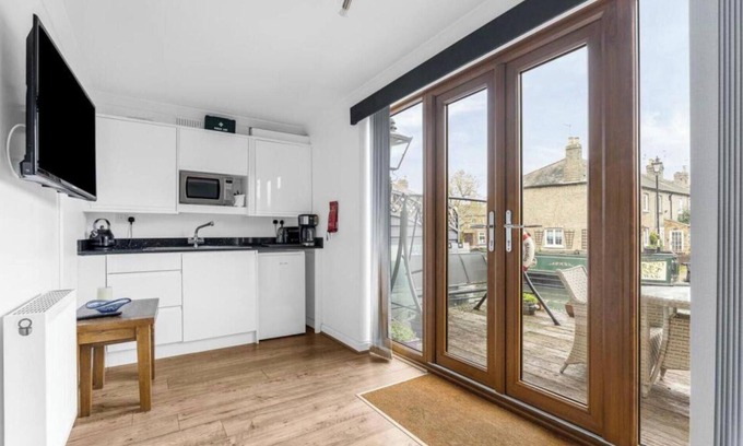 Hertford Appartement | Hertford - Sleeps 2 - 92 Walking Score - Garden