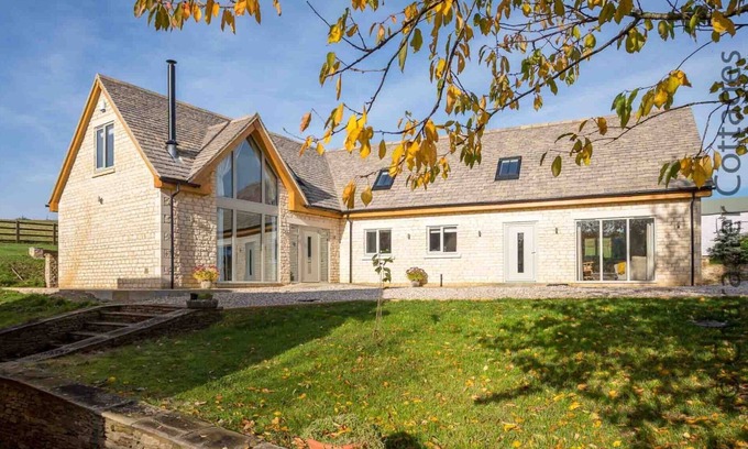 Bourton Maison | HETTY'S STABLES, family friendly, with open fire in Naunton