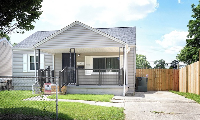 Columbus Maison | Hiawatha Hideaway - Darling 2 BR w/Private Backyard