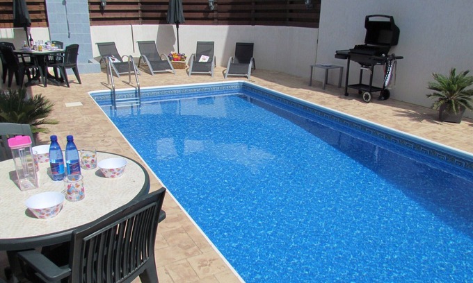 Alethriko Villa | Villa familiale avec piscine privée, WIFI gratuit. Pine Tree, Valley / Mountain Views.